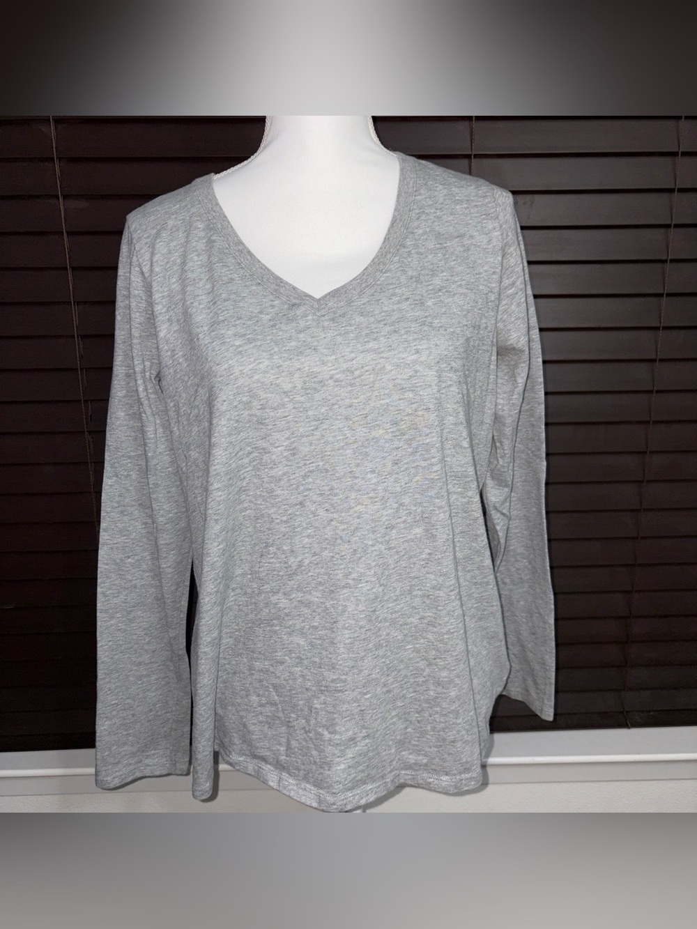 Nike Women's Light Gray V-Neck Long Sleeve Tee